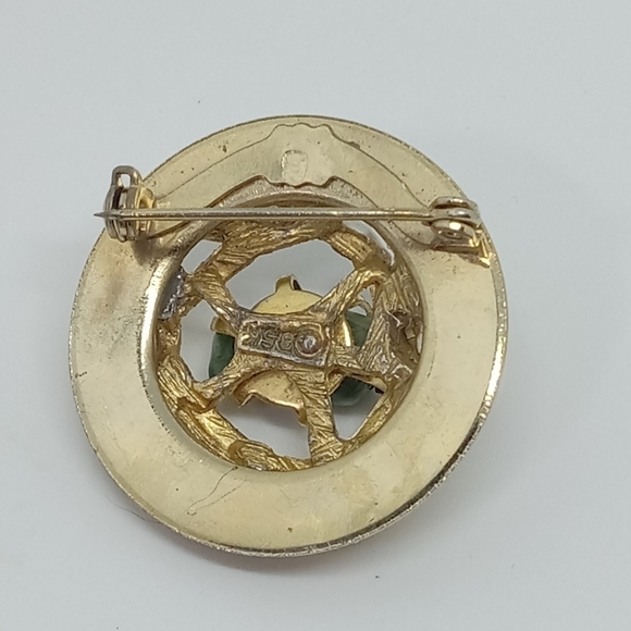 👍 5 for $20 vintage BSK signed round gold tone pin brooch with green stone - Picture 3 of 4